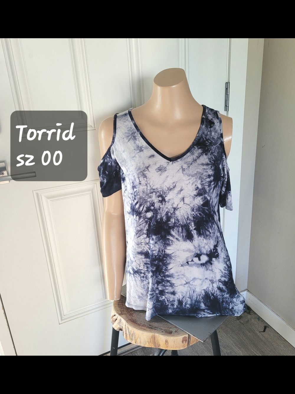 Torrid Navy & White Tie-Dye Cold Shoulder V-Neck Top - Size 00